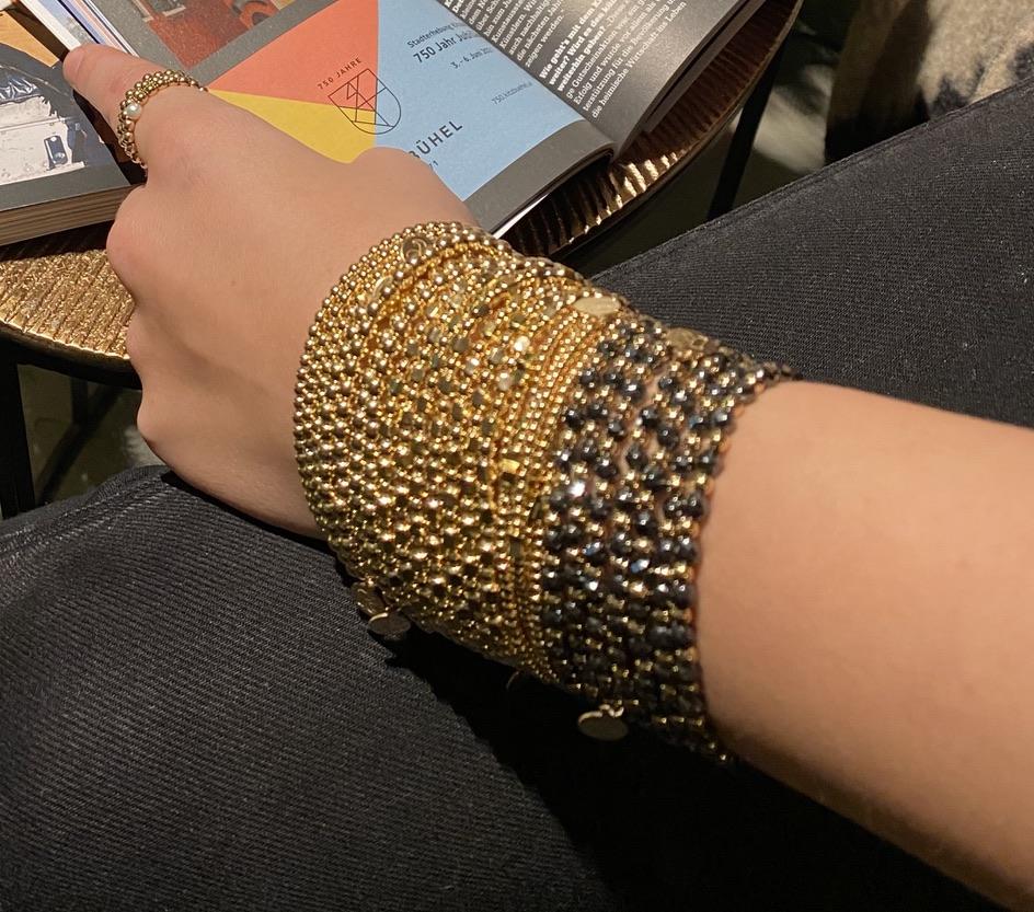 SEIDLALM ARMBAND HÄMATIT GRAU QUARTZ MIX GOLDFARBIGEN PERLEN