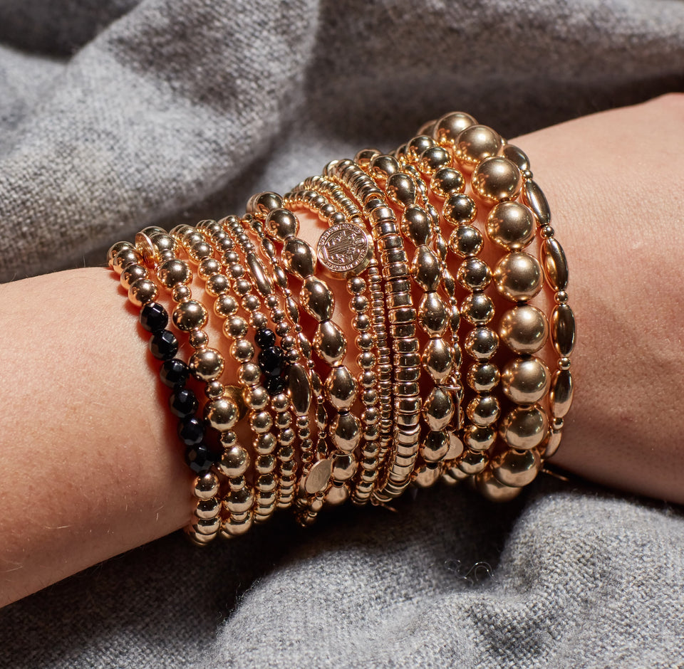 die vergoldeten Armbänder