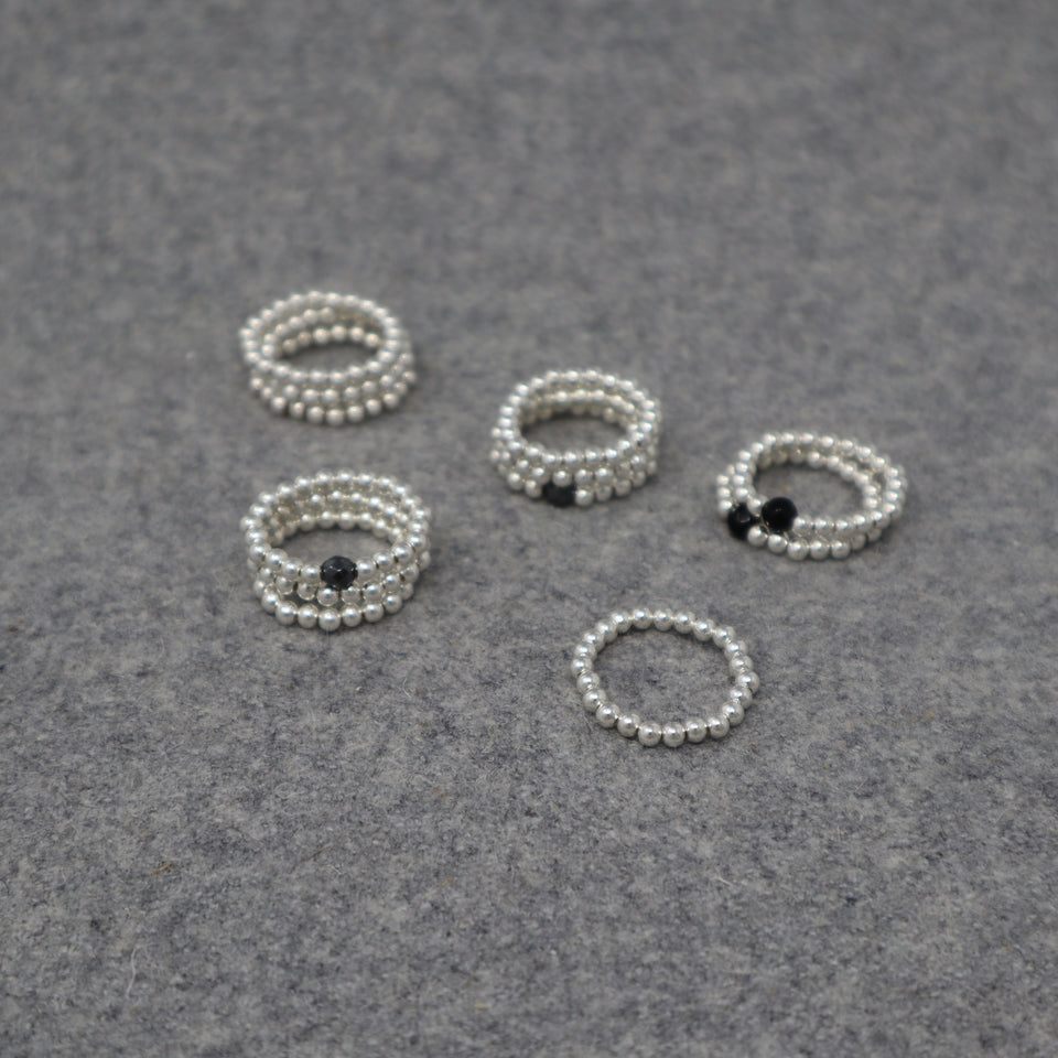 Ring elastisch Perlen versilbert mit einem Edelstein
