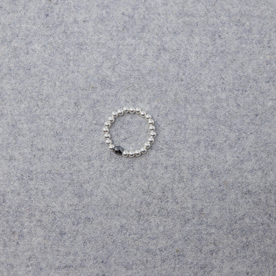 Ring elastisch Perlen versilbert mit einem Edelstein